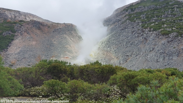 blick vom tsutsujigahara nature trail ins tal mit heissen quellen im akan-mashu nationalpark