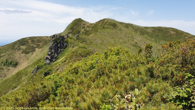 blick von der skyline promenade im akan-mashu nationalpark auf den mount mokoto