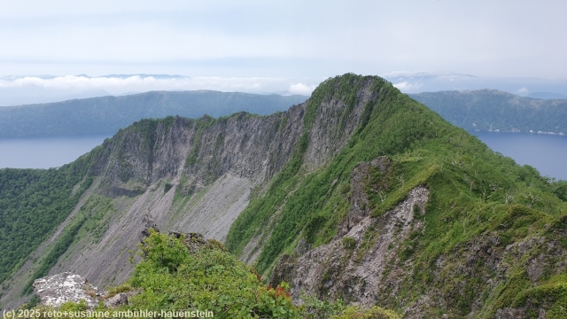 blick vom gipfel des mount mashu auf rest der caldera im akan-mashu nationalpark
