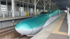 shinkansen HAYABUSA 30 nach tokyo im bahnhof shin-hakodate
