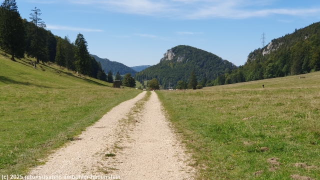 wanderweg ueber offenes gelaende bei hinderegg