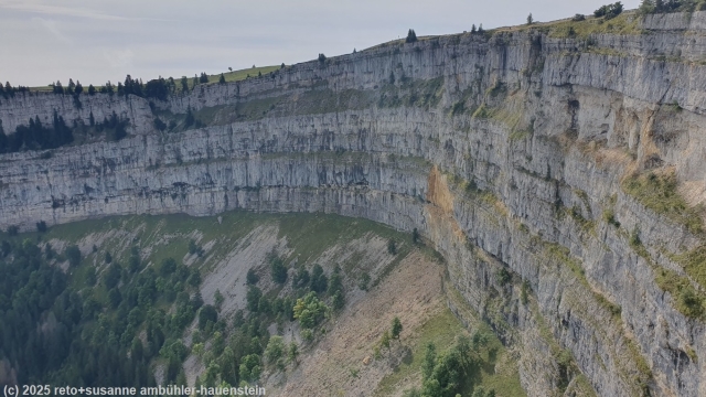 eindrueckliche felswand des creux du van