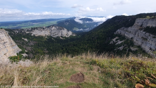 creux du van mit vallee des ponts im hintergrund