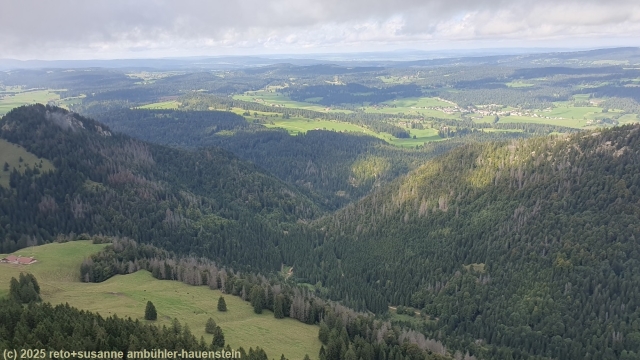 aussicht vom gipfel des le chasseron richtung westen mit la cote-aux-fees