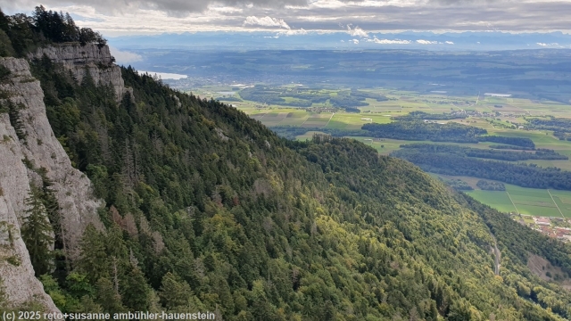 aussicht vom mont de baulmes richtung suedosten mit dem suedlichen ende des neuenburgersees