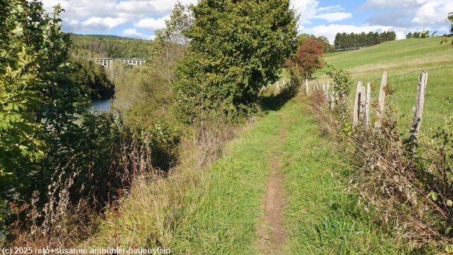 wanderweg entlang der orbe bei vallorbe